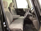 女性でも運転がしやすいように、シートの高さ調整機能(シートリフター)がついています。運転席と助手席の間が空いている為、助手席側への移動がスムーズです。交通量の多い道でも助手席側から乗り降りができます。