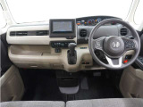 ◆視界広々で非常に運転しやすくロングドライブでも疲れを感じさせないすっきりとまとまったインパネ周りです。