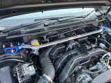 【STIタワーバー】お車の剛性を高めるタワーバーを装備。よりスムーズなコーナリング走行が可能となり、走りも楽しめます。