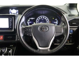 手先が冷える時期に嬉しいステアリングヒーターを装備。オーディオ操作やインフォメーションディスプレイ内の表示切替えが出来るスイッチも装備。走行中に視線を逸らさず出来る手元操作は安全運転に繋がります。