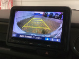 リバースギアに入れるだけで後方の表示へ切り替わります。夜間や雨の日の駐車も楽になりますよ。