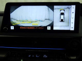 パノラミックビューモニターを装備。駐車場や交差点でクルマを真上から見るように周囲を確認できます。機能の詳細は販売店スタッフまでおたずねください。
