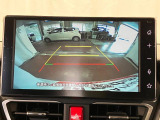 【バックカメラ】 駐車時に車両後方の様子を見ることができるので、運転の不安を軽くします。
