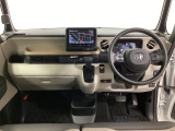 車内は光触媒抗菌消臭施工済です。スタイリッシュなデザインで暖かみのあるインパネ周りを演出します。グローブボックスやカップホルダーのほかにトレーなどたくさんの収納スペースが装備されています。