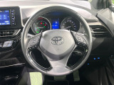 インテリアに合わせたデザインのステアリングは、運転される方のことも考え、運転しやすい形状、大きさです。是非一度、実際に触ってお確かめください。