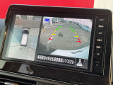 上から丸見えアラウンドビュー!車を真上から見下ろした様な映像を映し出すアラウンドビューモニター。これで車庫入れもラクラク。