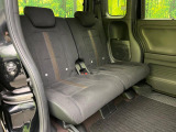 後部座席も気になるようなキズ・汚れやへたり等、大きなダメージはなく、良好な状態です。