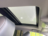 【サンルーフ】開放感たっぷりの希少装備、サンルーフが装着されています!車内に明かりを取り入れたり景色を楽しむ以外にも、車内の空気も簡単に換気できて快適です!