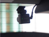 この車にはリアにもドライブレコーダーを装備しております◆映像・音声などを記録する自動車用の装置です。 もしもの事故の際の記録はもちろん、旅行の際の思い出としてドライブの映像を楽しむことができます。