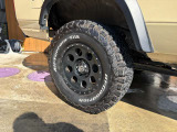 ソリッドレーシング16インチホイール装備♪ 前後タイヤサイズ265/75R16