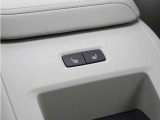 リアシートにもシートヒーターを装備。4席全てで独立した調整が可能です。