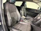 体を包み込むような形状で、しっかりと体を支えてくれます!長時間の運転も快適にしてくれるシートです!