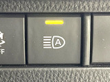 【アダプティブハイビーム】遠くまで明るく照らすハイビームを先行車や対向車に照射しない様、自動で調整!毎回手動で切り替える必要がなく、夜間走行時のストレスも軽減。安全性向上にも寄与します。