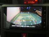 車両後方の映像を映すバックモニター。進路を確認しながら安全に車庫入れできます。