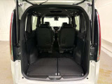 ダイブダウン式の三列目シートは床下収納でフラットなトランクフロアになります。