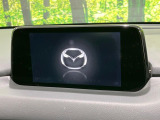 【マツダコネクトナビ】車内の雰囲気にマッチした一体型タイプのナビ。各種車輌設定やBluetooth再生等、様々な機能が楽しめます。直感的なダイヤル操作が可能で、使い勝手も良好です。
