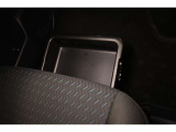助手席シートアンダートレイ装備!色々収納でき室内もスッキリ!