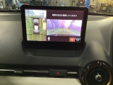 狭い場所での駐車やすれ違いなどでより的確な運転操作に役立つ360&deg;ビューモニターが装備されています。