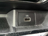 USBソケットがついてます!車の中でもスマホの充電が可能です!