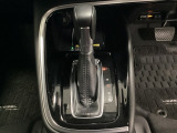「e:HEV」は、モーター走行を中心にしながら電気エネルギーやエンジン動力を最も効率よく使い分けることができる賢いハイブリッドシステムです。サイドブレーキはスイッチ操作の電子制御パーキングブレーキです