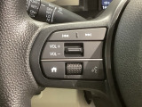 ステアリングにオーディオ操作スイッチが付いています。オーディオ画面に直接タッチしなくても操作が出来ますので、運転に集中できます。