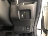 【片側電動スライドドア】リモコンや運転席のスイッチ操作のほか、ドアハンドルを少し引くだけでリアドアが自動開閉します♪