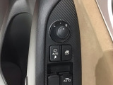 狭い駐車場で便利な電動格納ドアミラーが付いています。
