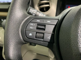 ステアリングにオーディオ操作スイッチが付いています。オーディオ画面に直接タッチしなくても操作が出来ますので、運転に集中できます。