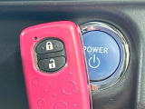 【スマートキー】カバンやポケットに入れたままでもドアの施錠・解錠が可能なスマートキーを装備。エンジンのオン・オフ時もカギを取り出す必要が無いからとっても便利です♪