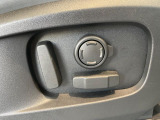 電動パワーシートですので運転中のシート調節も安全に行えます。微調整も可能ですのであなただけのドライビングポジションを実現します。