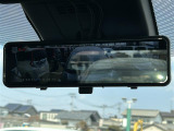 【デジタルルームミラー】車両後方カメラの映像をルームミラーに映すことが出来ます。 そのため、後席に人や荷物があって後方が見えづらい場合でもしっかり視界を確保することが出来ます。