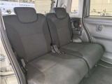 足元広々の座り心地良好、後席ですよ。 ドライビング中、長い間同じ体勢で居るのって大変ですよね。 長く座っているものだから、リラックスできるシートがいいですよね。