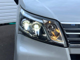 【LEDヘッドライト】悪天候や夜間走行時も良好な視界を確保し安心して運転できる高輝度LEDヘッドライトを装備!点灯速度が早く、消費電力も抑えられています。