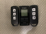 スマートキー付きですからドアロックの開閉およびエンジンスタートが楽々です。電動スライドドアの開け閉めもボタンで操作できます。加えて、リモコンエンジンスターター用の操作キー(社外品)もついています。