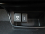 便利な充電用USBジャックと12V電源ソケットを設置しております。周辺機器の充電にご利用頂けます☆
