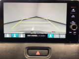 【バックカメラ】運転が苦手な方も車庫入れラクラクです!ギアをリバースに入れれば自動的に切り換わりますので、面倒な操作は不要です♪狭い駐車場もお車を傷つけず安心ですね!