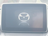 【マツダコネクト】車内の雰囲気にマッチした一体型タイプのナビ。各種車輌設定やBluetooth再生等、様々な機能が楽しめます。直感的なダイヤル操作が可能で、使い勝手も良好です。