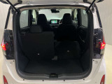 後部座席は分割でシートを倒すことができます。大きな荷物、ゴルフバックも積めます。上質で広々とした室内だから、みんなが心地よく車内で快適に過ごせます♪