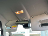サンバイザーの裏には小型のミラーがあり、身だしなみのチェックも簡単です。