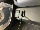 アクセサリーソケットはUSBのアダプターなどをつければ、スマホの充電にも使えます。周辺には物が置けるトレーがついています。