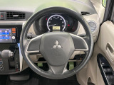 インテリアに合わせたデザインのステアリングは、運転される方のことも考え、運転しやすい形状、大きさです。是非一度、実際に触ってお確かめください。