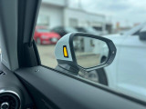 サイドアシスト 走行中にレーダーセンサーが後方の並走車を検出すると、該当する側のドアミラー内側のLED を点灯してドライバーに注意を促します。
