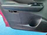 ドアポケット〈助手席〉(ボトルホルダー、車検証収納ボックス付)が付いています。