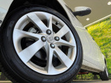 【純正16インチアルミホイール】外観にマッチした純正アルミホイールを装着しております。各種社外アルミホイールや、スタッドレスタイヤも取扱いしております。是非ご相談ください♪