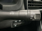 【オートライト】車のセンサーが周囲の明るさを感知し、自動でヘッドライトを点灯・消灯する機能です。この機能は夕暮れ時の交通事故が多い時間帯の安全性を高めてくれます。
