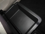 便利な収納ポケット、小物入れを各所に配置しています。