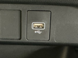 USB入力端子ついてます。USBメモリを接続して音楽ファイル、画像ファイル、動画ファイルなどをナビ画面で楽しめます ※一部のディスプレイオーディオ、CDチューナーの場合は音楽ファイルのみとなります