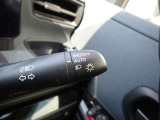 オートライト機能が装備されており暗い場所に入ると車両が検知しライトのON・OFFを自動的に切り替えてくれますので非常に便利な装備です♪