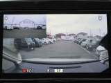 アラウンドビュー付き。上空から車両を見下ろしたような画像に加工された映像をディスプレイで確認しながら車庫入などができ大変便利です。
