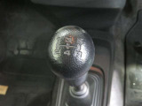 5速マニュアル採用の車両となります。